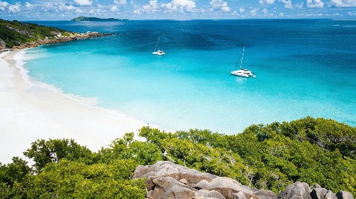 Seychelles by Catamaran - Island Hopping with Sea Wave